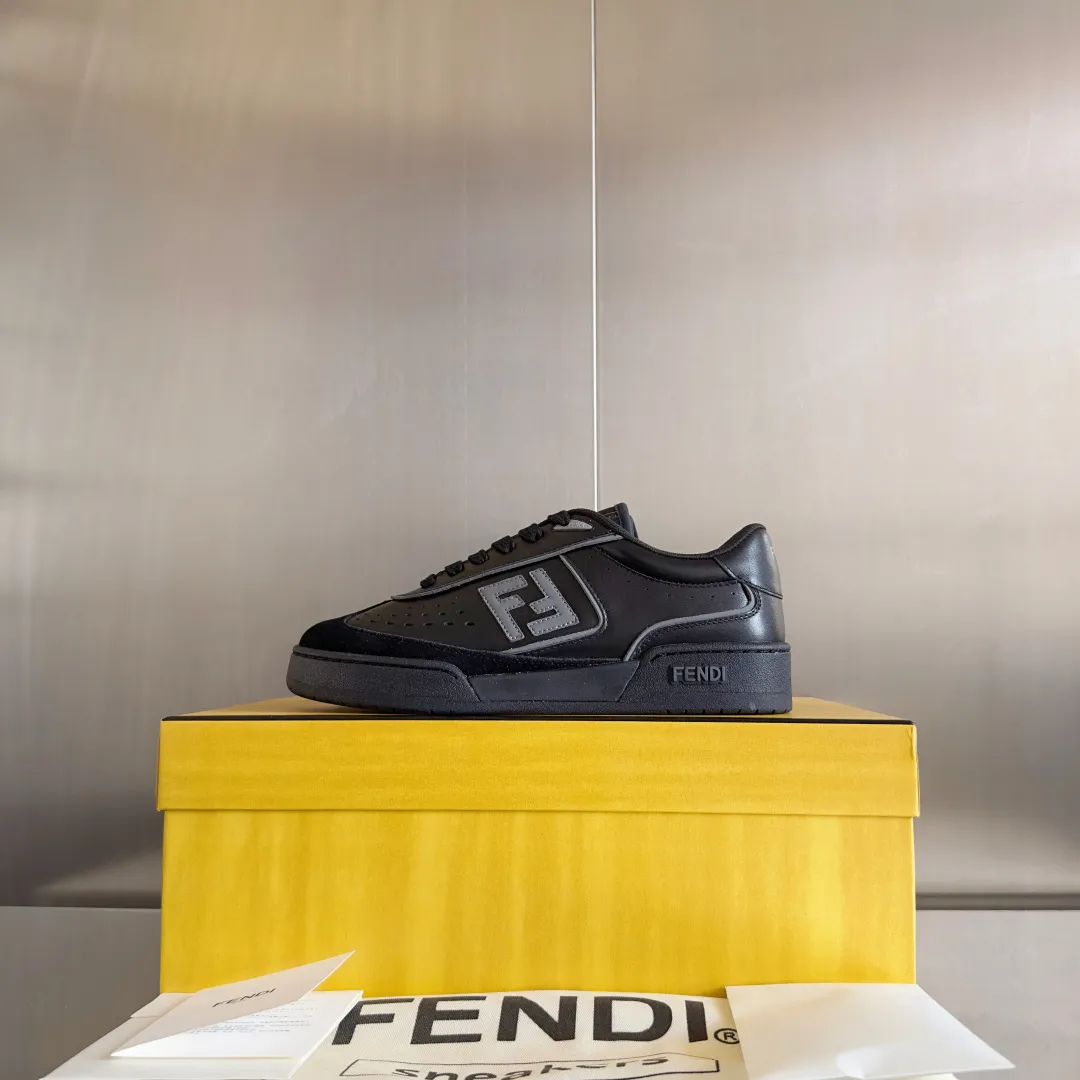 Top version: Couple model, leather cover 720💰 Fendi Fendi match series, couple model, film, casual sports shoes, sneakers, original purchase, development and production of these FENDI Match lace-up sports shoes. Small perforations accent the upper. Made of white leather with beige suede details. Matcha green leather FF applique. Rubber sole with FENDI lettering on the side. Comes with exquisite packaging at the counter 🛍📦 ▪️ Fabric: Original custom imported first-layer cowhide ▪️ Lining: Imported custom breathable mesh ▪️ Sole: Original molded TPU two-color combination sole ▪️ Sole thickness: 3CM ▪️ Size: Women's 35-41 / Men's 39-45